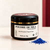 Pot de poudre de Nila bleue Hinalya 50 g, accompagné de poudre bleue sur fond ivoire et bordeaux
