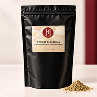 Sachet de poudre de Tabrima Hinalya 100 g pour le rituel corps et hammam, sur fond ivoire et bordeaux